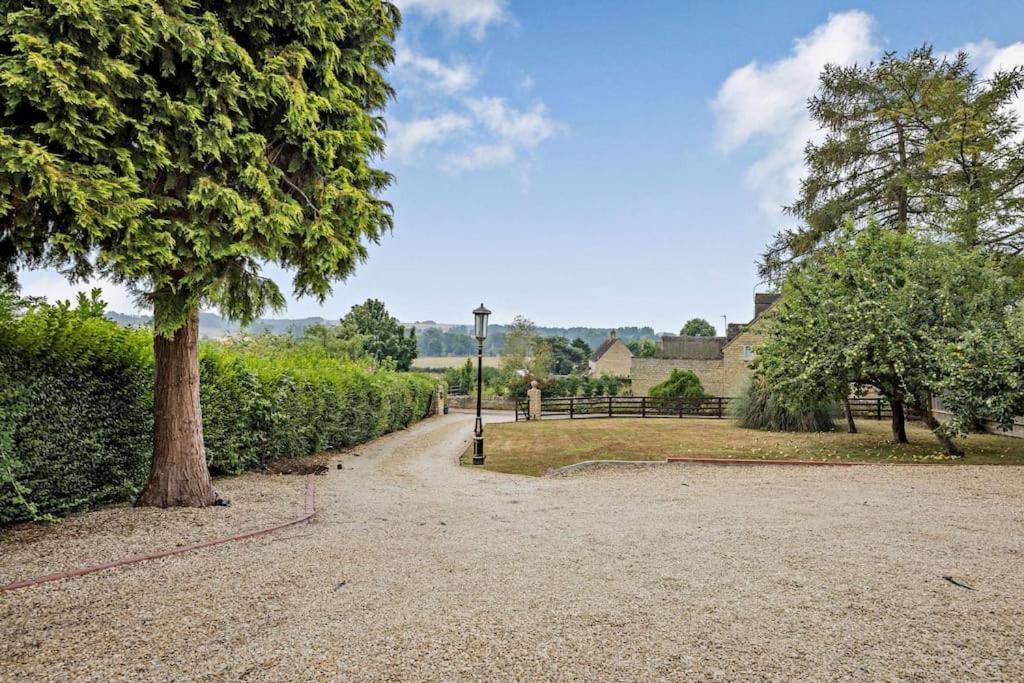 Beautiful 4-5 Bedroom Village House With Rural Views Salford  Exterior photo