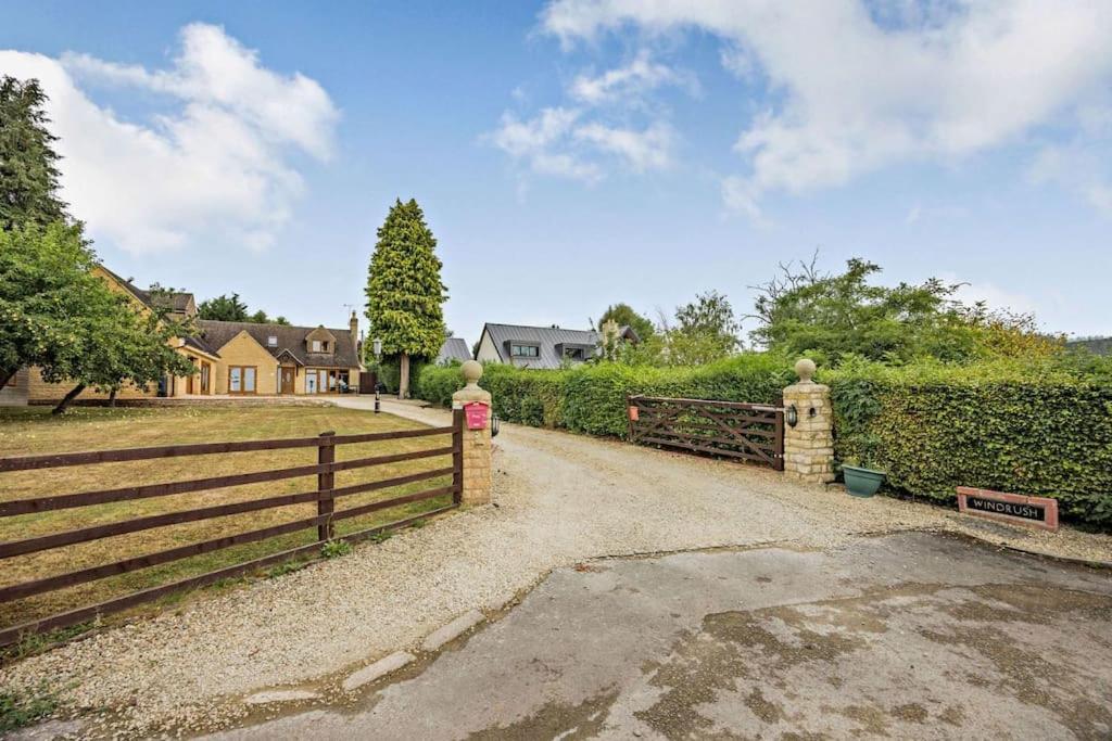 Beautiful 4-5 Bedroom Village House With Rural Views Salford  Exterior photo