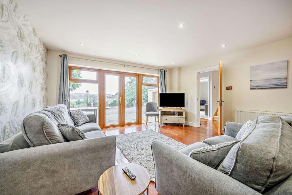 Beautiful 4-5 Bedroom Village House With Rural Views Salford  Exterior photo