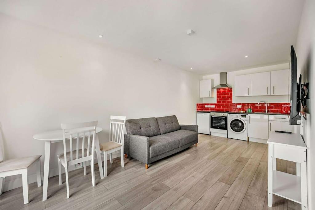Beautiful 4-5 Bedroom Village House With Rural Views Salford  Exterior photo