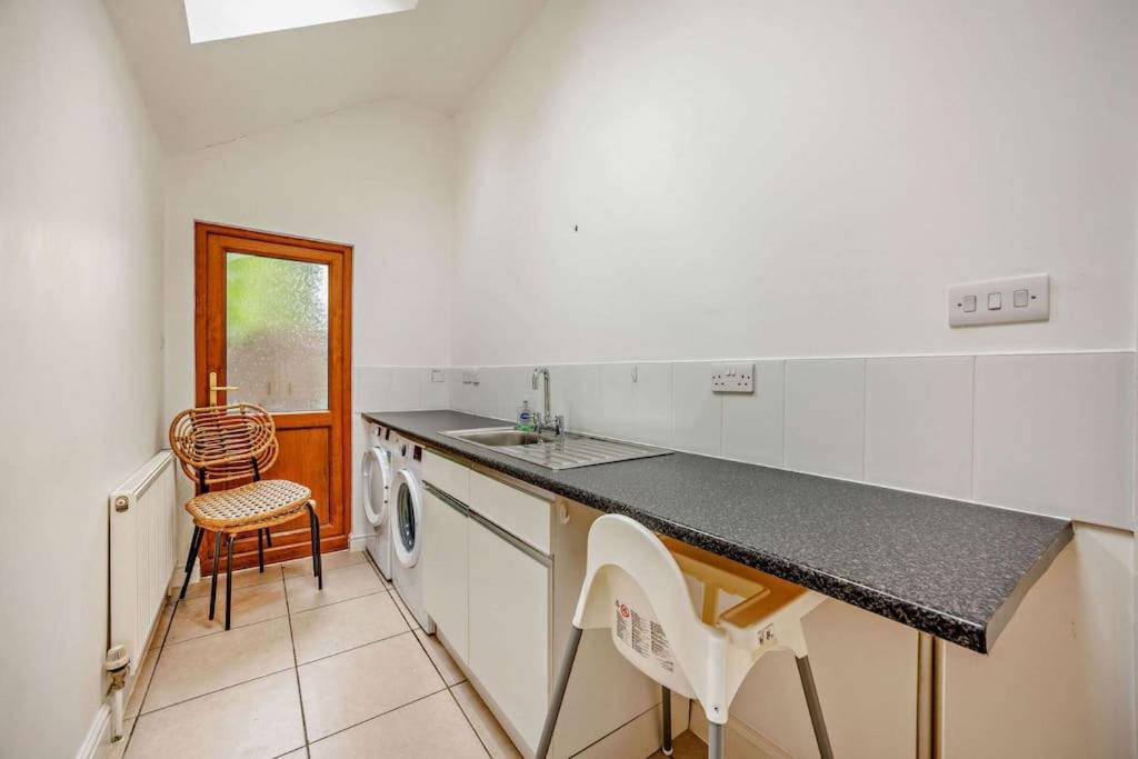 Beautiful 4-5 Bedroom Village House With Rural Views Salford  Exterior photo